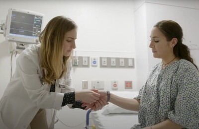 Кодирование Аквилонг в Краснозаводске Врач держит пациентку за руку