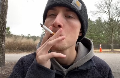 Лечение зависимости от табакокурения в Краснозаводске Мужчина с сигаретой делает затяжку