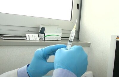 Проведение кодирования Вивитролом в Краснозаводске Шприц с Вивитролом в руках у врача